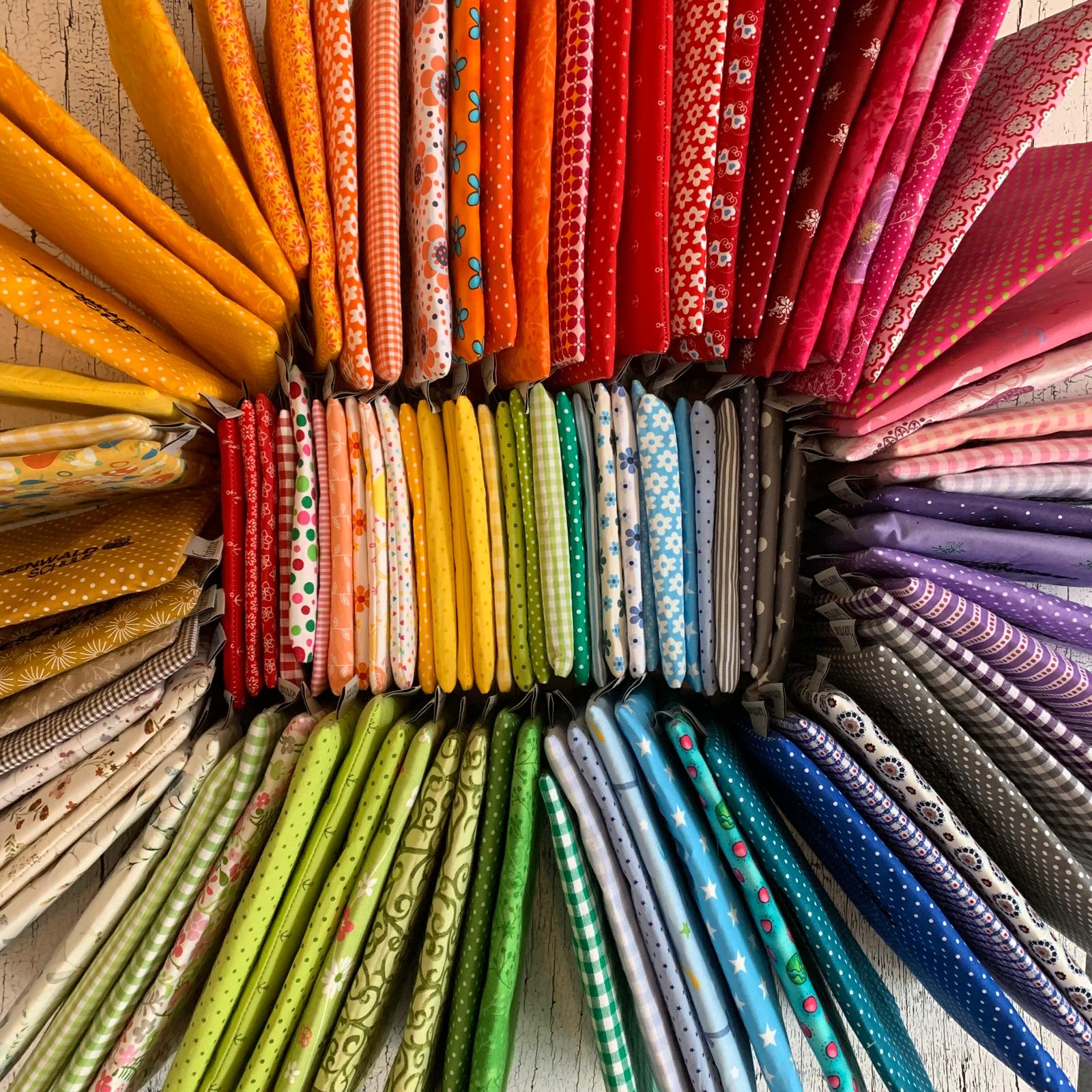 Mäppchen als bunter Kranz angeordnet