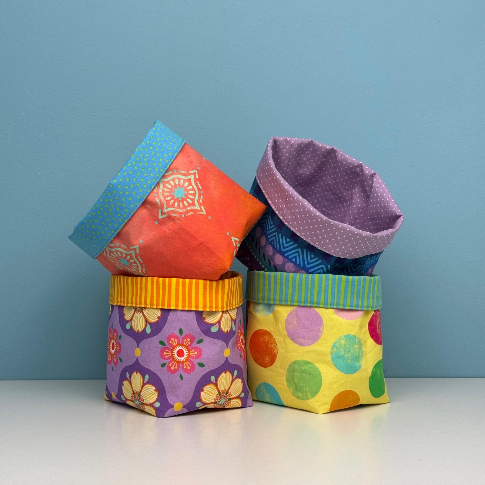 4 Körbchen aus Stoff gestapelt 