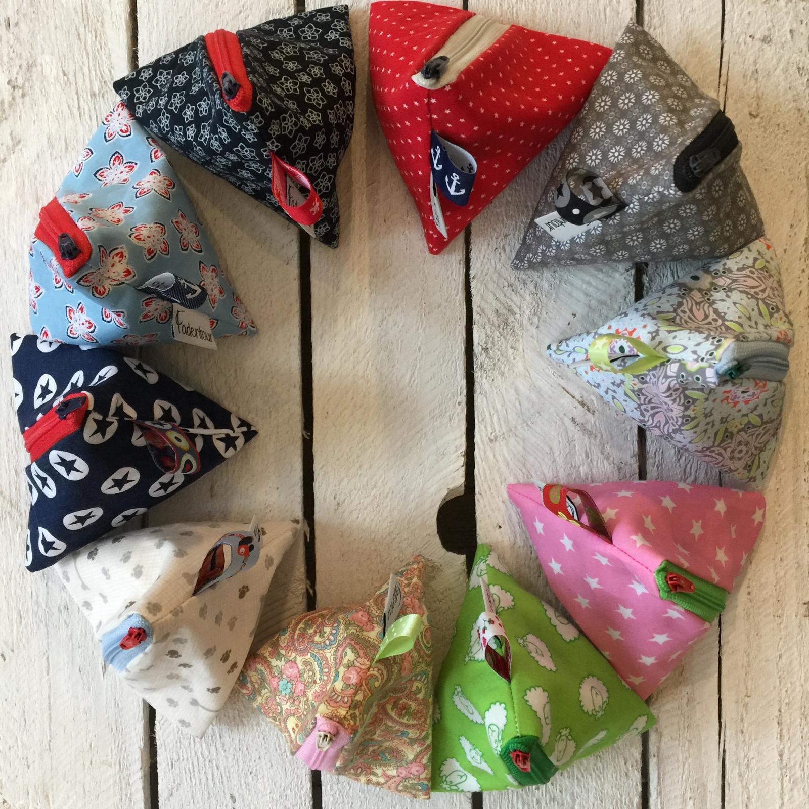 Mäppchenin Tetraederform als bunter Kranz angeordnet